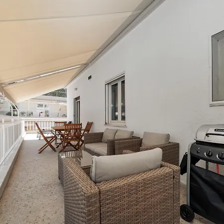 Skyline Penthouse 2bd Close To Metro Station *